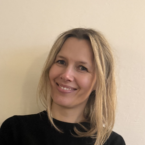 Læge Tanja Todberg smiler ved Alba Privathospital, specialist i hud- og kønssygdomme, med sort overdel og professionelt roligt udtryk